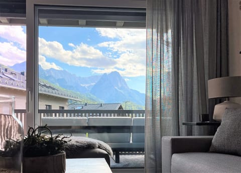 Natural landscape, View (from property/room), Balcony/Terrace, Living room, Seating area, Mountain view