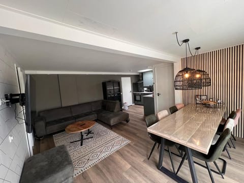 TV and multimedia, Living room, Seating area, Dining area