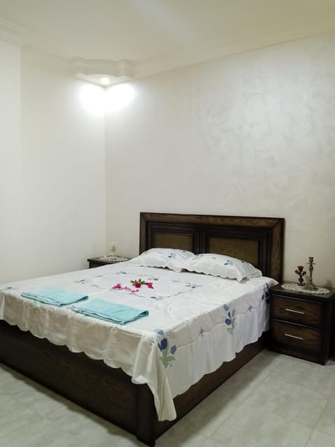 Bed, Bedroom, towels