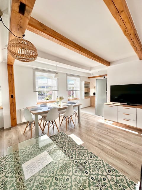 Communal lounge/ TV room, TV and multimedia, Kitchen or kitchenette, Living room, Seating area, Dining area, Evening entertainment