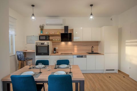 Dining area, kitchen