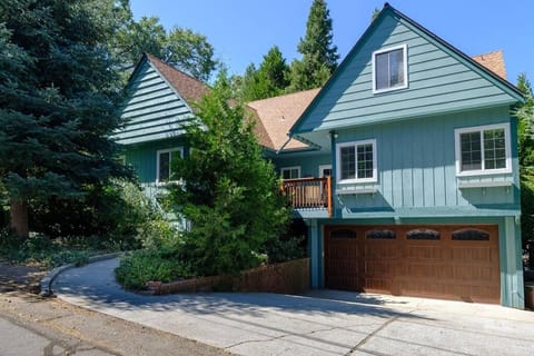 TheDragon's Den Mega Cabin Sleeps 12 Cabin in Lake Arrowhead