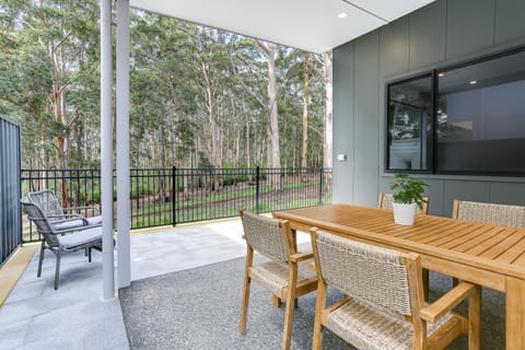 Property building, Balcony/Terrace, Dining area