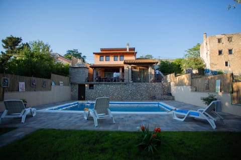 Property building, Garden, Swimming pool