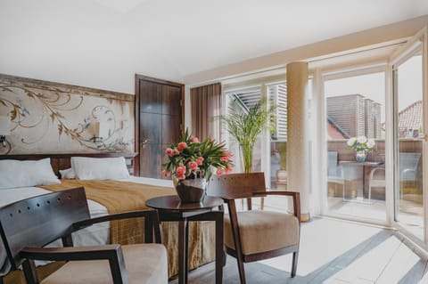 Bed, View (from property/room), Balcony/Terrace, Photo of the whole room, Seating area, Bedroom