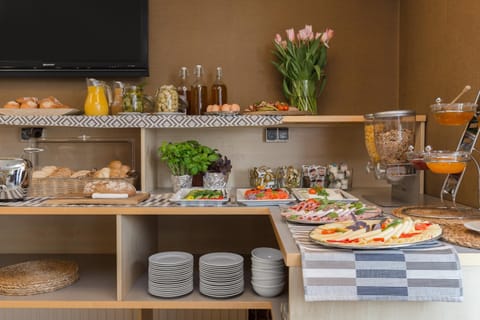 Restaurant/places to eat, Buffet breakfast