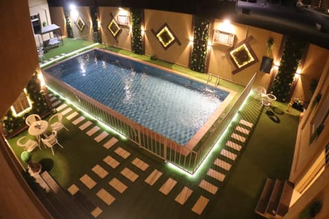 Pool view, Swimming pool, sunbed