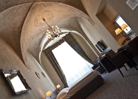 Photo of the whole room, Decorative detail
