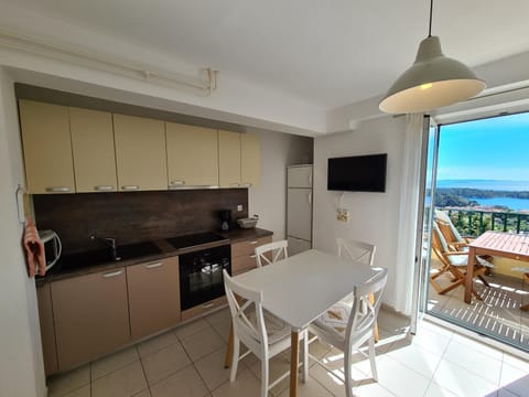 Kitchen or kitchenette, Dining area, Sea view