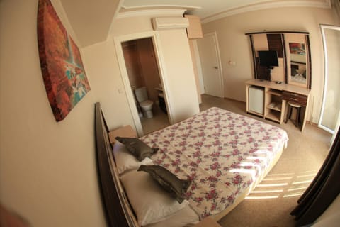 Bed, TV and multimedia, Photo of the whole room, Bedroom, wardrobe