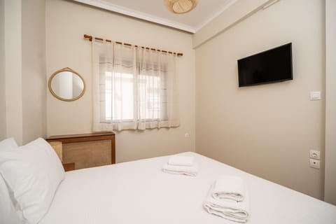 Bed, TV and multimedia, Photo of the whole room, Bedroom