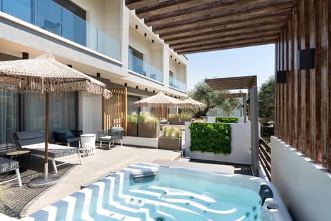 Patio, Day, Hot Tub, Balcony/Terrace, sunbed