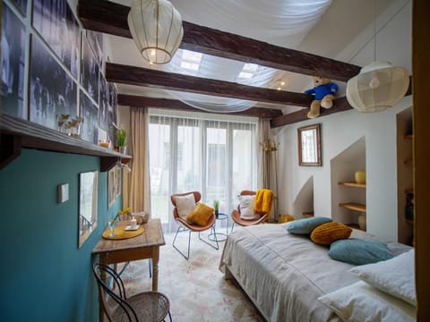 Bed, Living room, Photo of the whole room, Seating area, Dining area, Bedroom