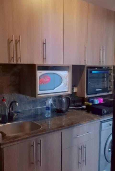 Kitchen or kitchenette, minibar, toaster
