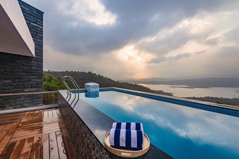 Natural landscape, View (from property/room), Balcony/Terrace, Lake view, Mountain view, Pool view, Swimming pool, Sunrise, Sunset