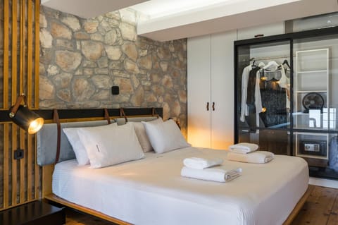 Bed, Living room, Photo of the whole room, Bedroom, towels