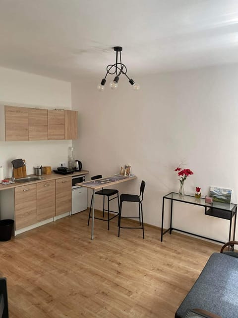 Coffee/tea facilities, Kitchen or kitchenette, Dining area, minibar, stove
