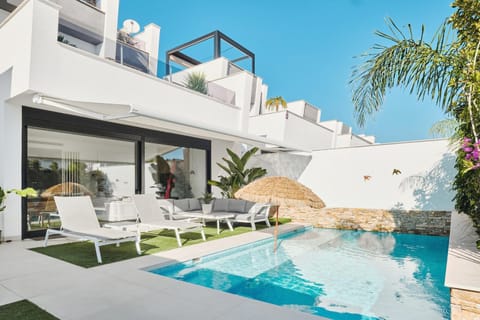 Property building, Balcony/Terrace, Pool view, Swimming pool, sunbed
