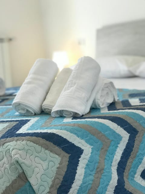 Bed, Bedroom, towels