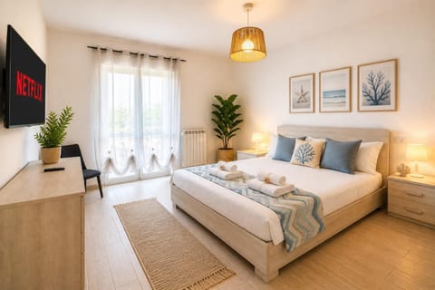 Bed, Photo of the whole room, towels