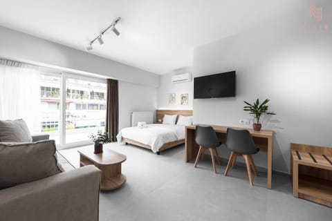 Bed, TV and multimedia, Living room, Photo of the whole room, Seating area, Bedroom