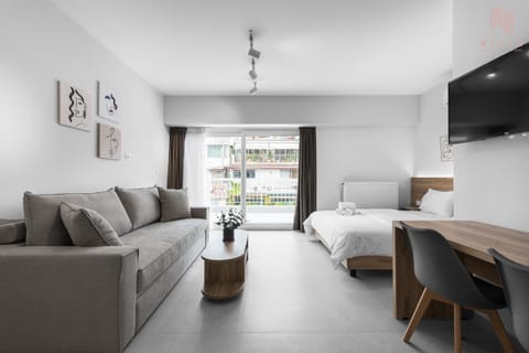 Bed, TV and multimedia, Photo of the whole room