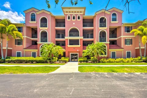 Sunny Punta Gorda Condo with Golf Course View! Apartment in Burnt Store Marina