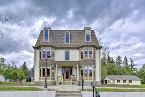 Historic, Victorian Villa with Park On-Site Villa in Hood Canal