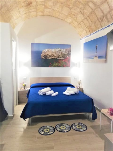 Photo of the whole room, Bedroom, towels
