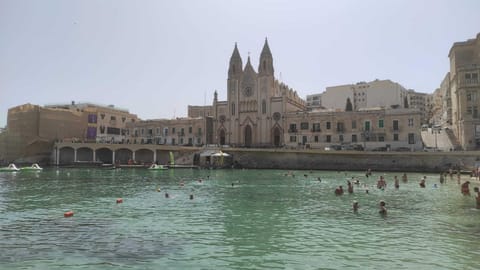 Nearby landmark, Neighbourhood