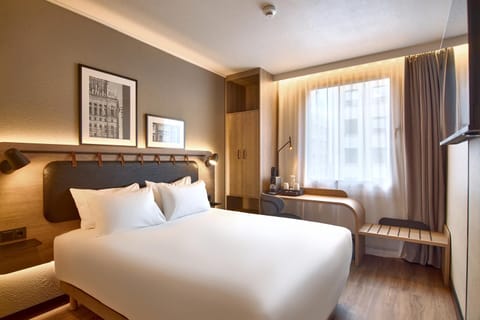 Bed, TV and multimedia, Photo of the whole room, Bedroom