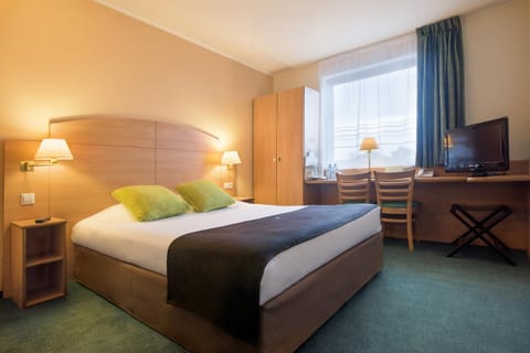 Bed, TV and multimedia, Photo of the whole room, wardrobe