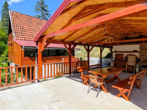 Property building, Patio, Balcony/Terrace