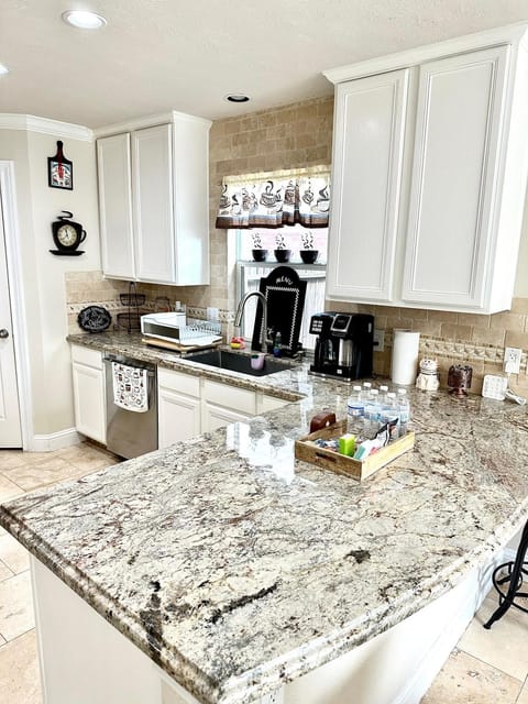 ~~ Big Family Home near 99 / i10 / kid friendly~~ House in Houston