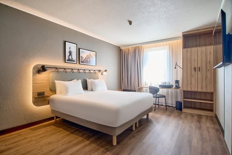 Bed, Photo of the whole room, Bedroom, wardrobe