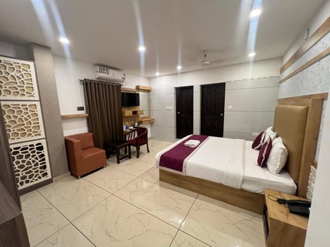 Bed, TV and multimedia, Photo of the whole room, Seating area, Bedroom, air conditioner