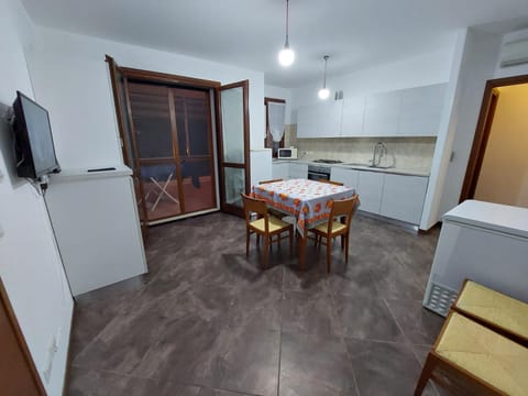 Kitchen or kitchenette, Dining area, Communal kitchen