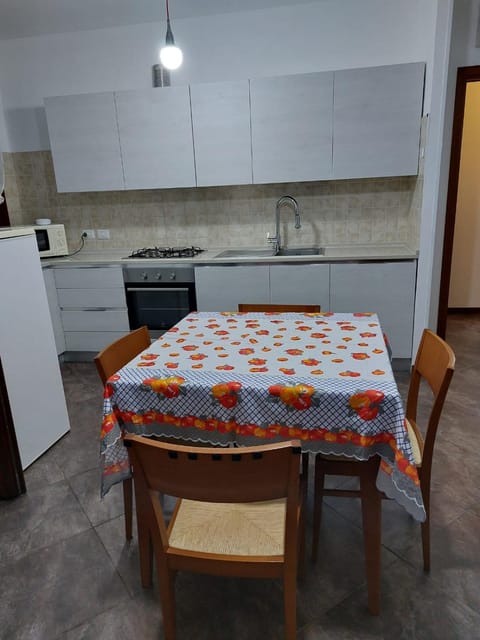 Kitchen or kitchenette, Dining area, Communal kitchen