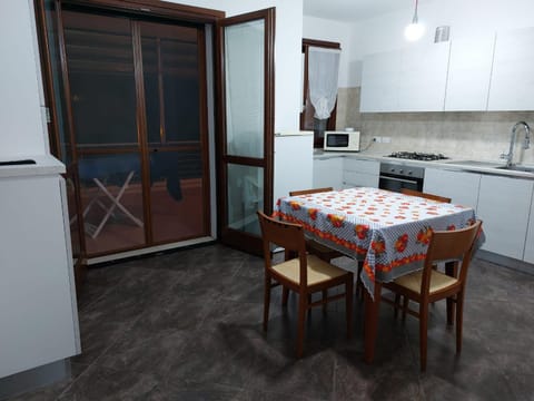 Kitchen or kitchenette, Dining area, Communal kitchen
