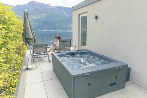 People, Natural landscape, Hot Tub, Balcony/Terrace
