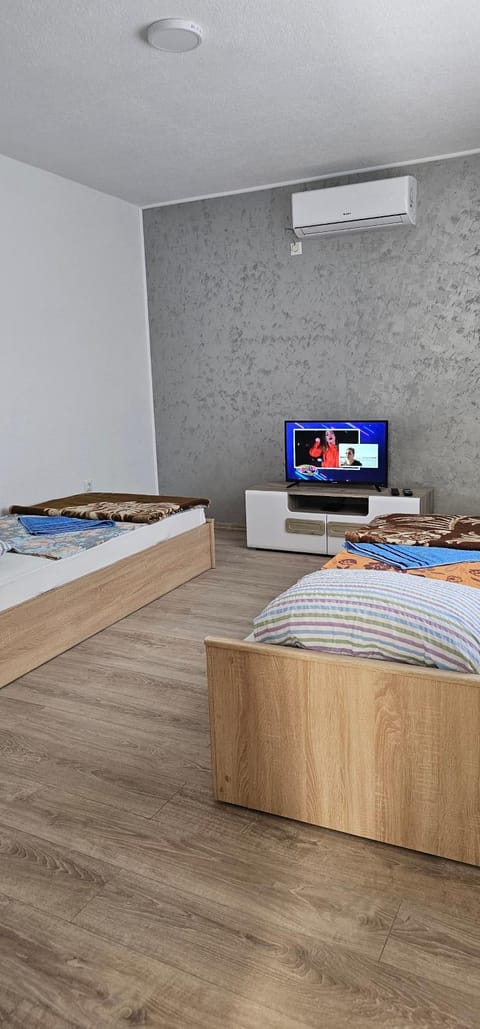 TV and multimedia, Photo of the whole room, air conditioner