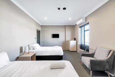 Bed, TV and multimedia, Photo of the whole room, Seating area, Bedroom