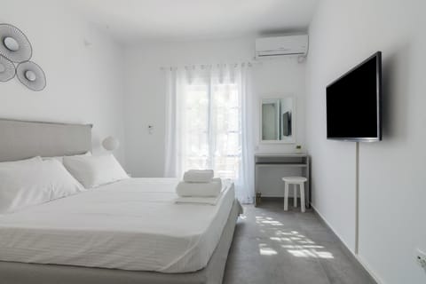 Bed, TV and multimedia, Bedroom