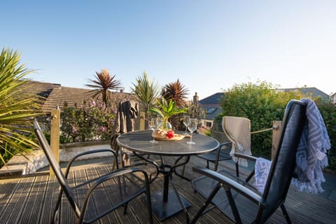 Patio, Day, Natural landscape, Balcony/Terrace, Dining area