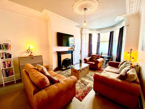 Communal lounge/ TV room, TV and multimedia, Living room, Seating area, Evening entertainment