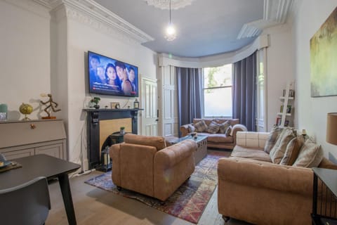 Communal lounge/ TV room, TV and multimedia, Living room, Seating area, Evening entertainment