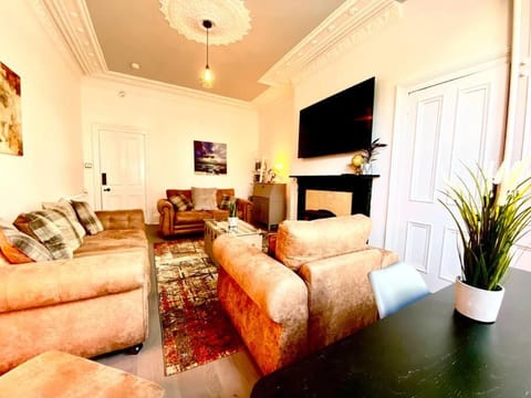 Communal lounge/ TV room, TV and multimedia, Living room, Seating area