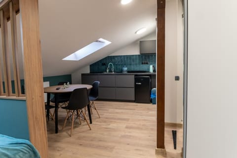Kitchen or kitchenette, minibar, stove