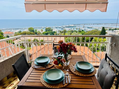 View (from property/room), Balcony/Terrace, Seating area, Dining area, Sea view