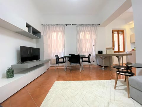 TV and multimedia, Living room, Seating area, Dining area, Evening entertainment